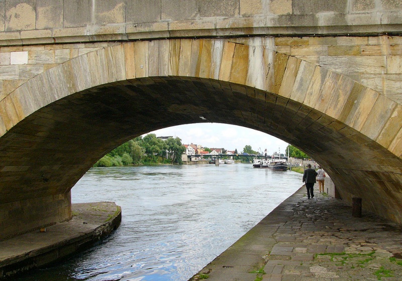 Bestand:R-steinernebrücke01.jpg